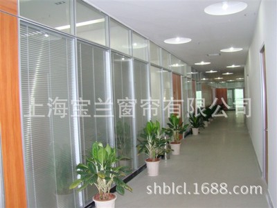 【厂家直销  中空隔断百叶帘 电动百叶帘 手动办公室工程百叶窗帘|ru