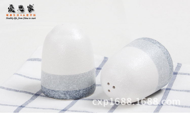 The factory wholesals two types of Japanese creative seasoning jars and pepper bottles for export to Japan. There are two types of porcelain tableware available for selection pic 2