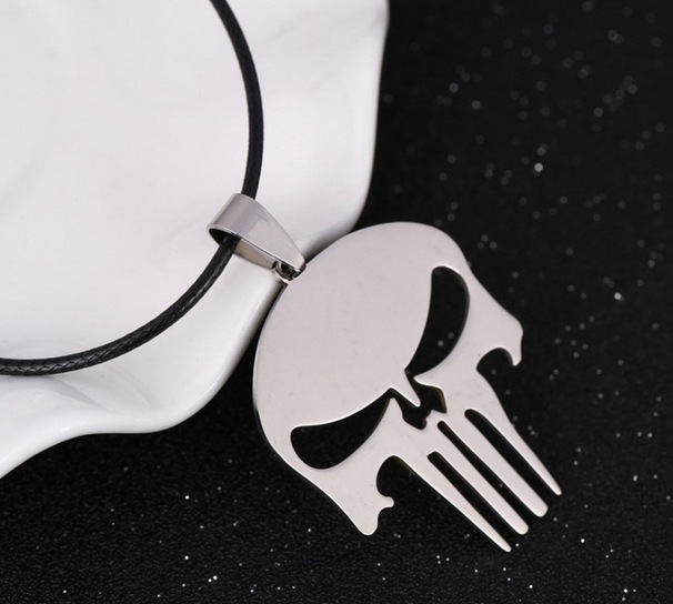 Collana da uomo in acciaio inossidabile di vendita calda con ciondolo a forma di teschio con personalità da supereroe e punizione_voghion.com