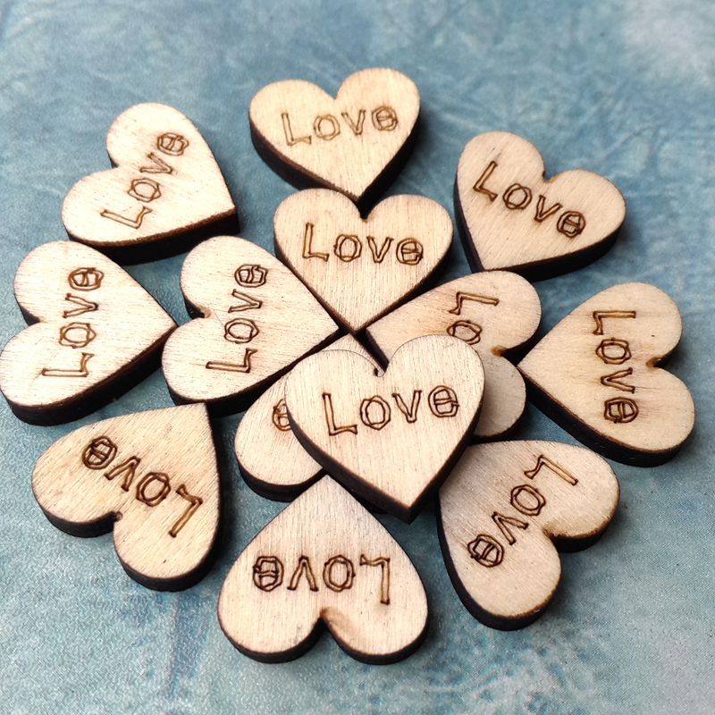 新品木头扣子英文字母桃心扣diy贴画饰品love婚礼装饰扣