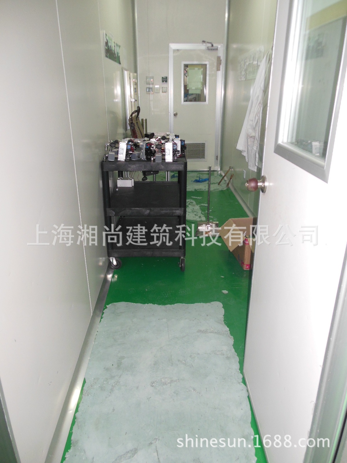 4。IMI诺冠洁净室施工人工铲除破损起壳旧环氧地坪