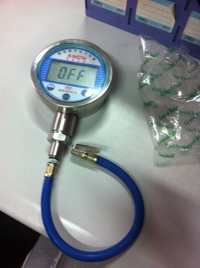 小汽车轮胎压力表