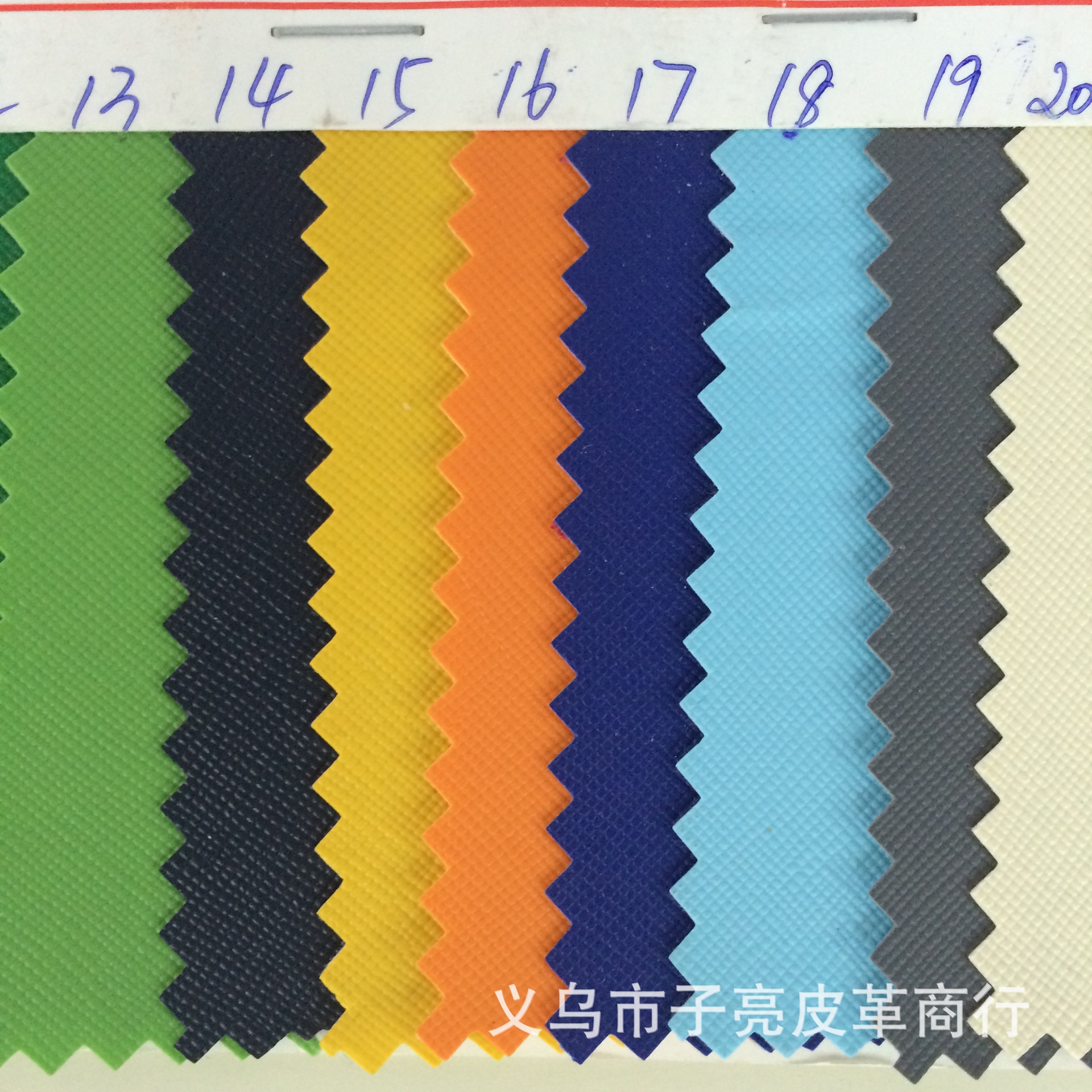 PVC皮革十字纹 箱包革鞋帽革纹路清晰厂家现货特惠皮料