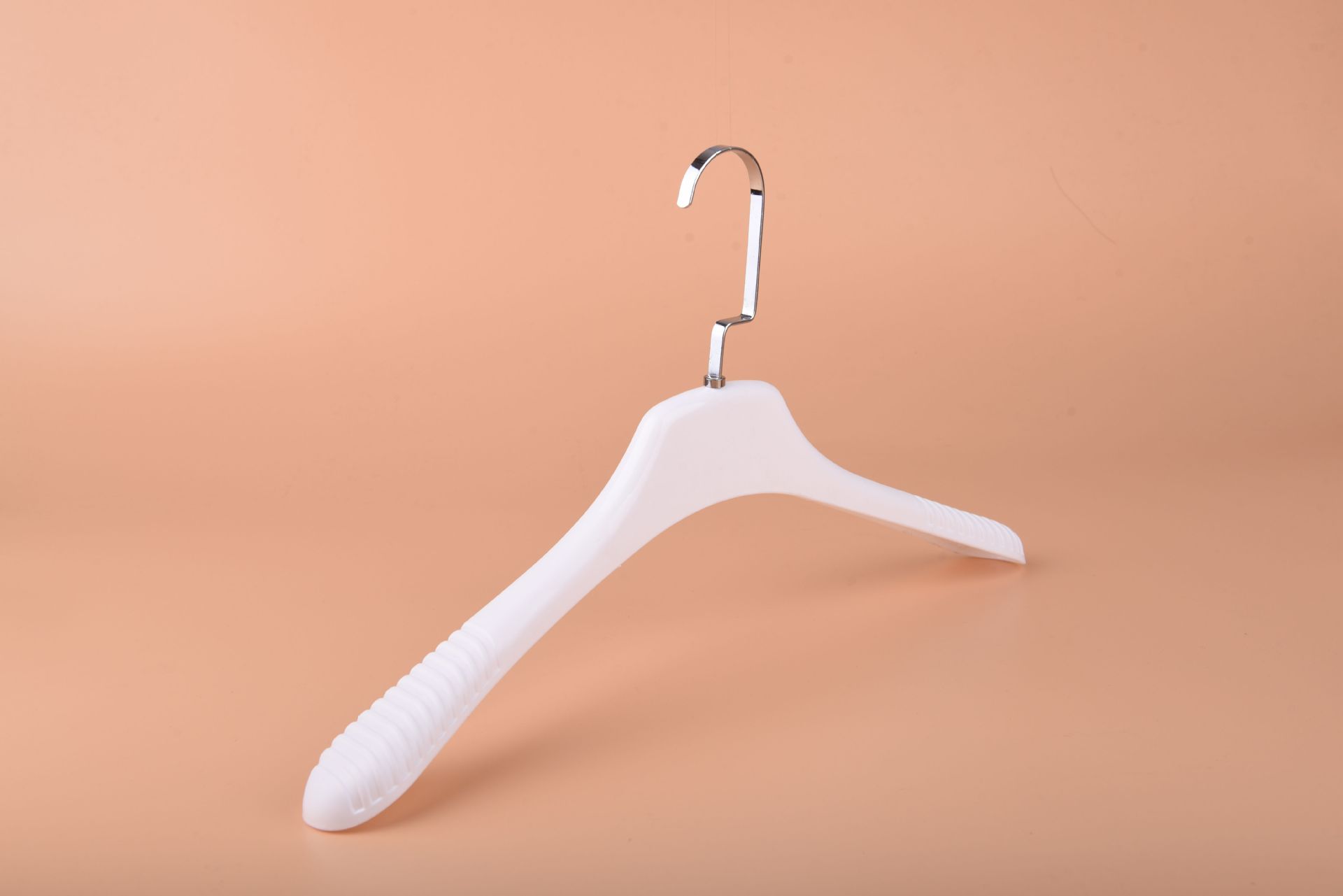 白色衣架2
