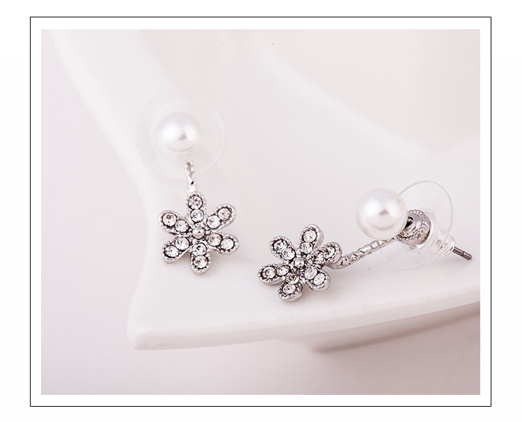 Star Coréenne Min-un Shin Même Style Doux Perle Pleine Fleur De Diamant Boucles D'oreilles Boucles D'oreilles Femelle Diamant Flocon De Neige Boucles D'oreilles Boucles D'oreilles display picture 8