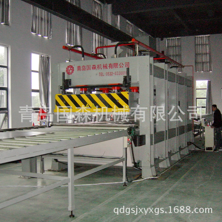 蜂窝芯碳纤维复合板压机，是国森生产的轻质复合材料专用设备