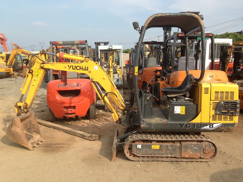 小型工程施工作业玉柴13-8挖掘机