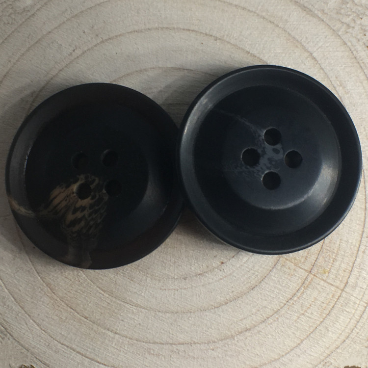 供应四眼小道边树脂花纹纽扣 大衣风衣咖啡色纽扣