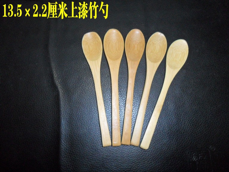 13.5 x 2.2 cm lacquered bamboo spoon