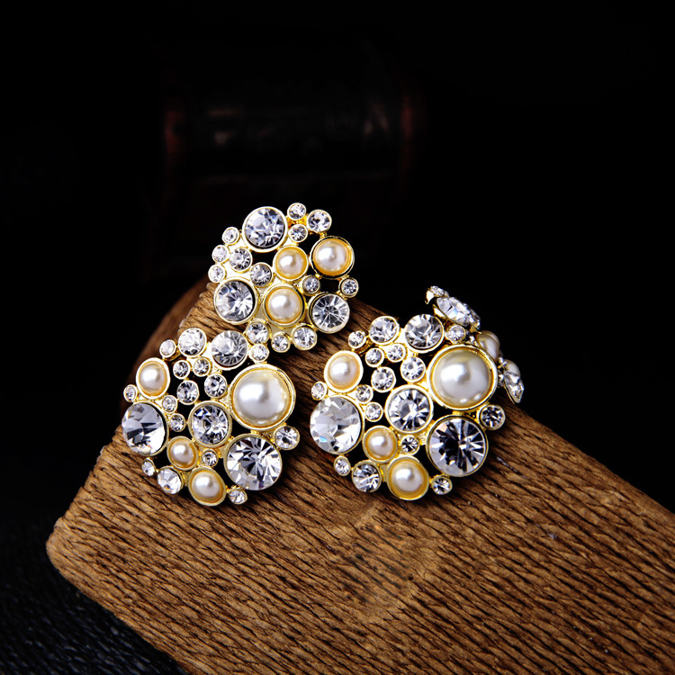 Fashion Jewelry Wholesale Round Pearl Diamond Pendant Women's Ear Studs display picture 9