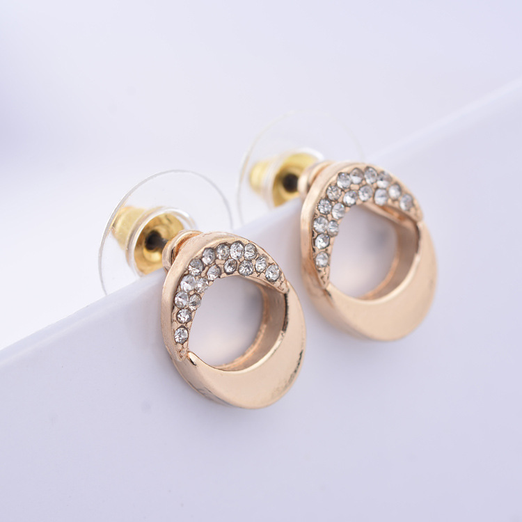 Silver pointed spike labret stud material detail