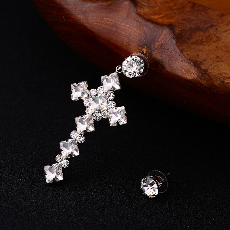 Fashionable asymmetrical earrings