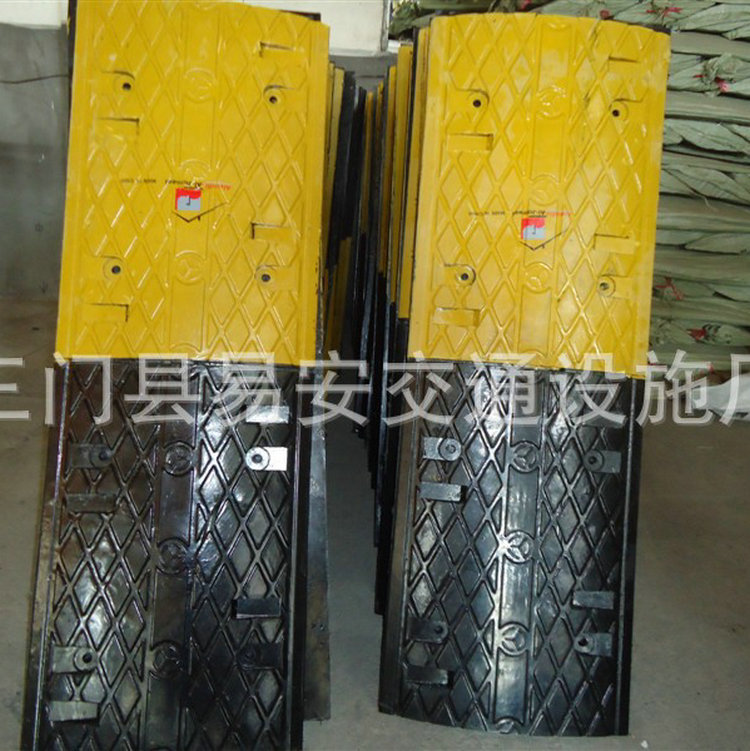 供应橡胶减速带  菱形橡胶减速板 500*350*48MM减速带出口