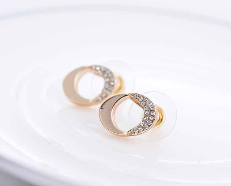 Silver pointed spike labret stud material detail