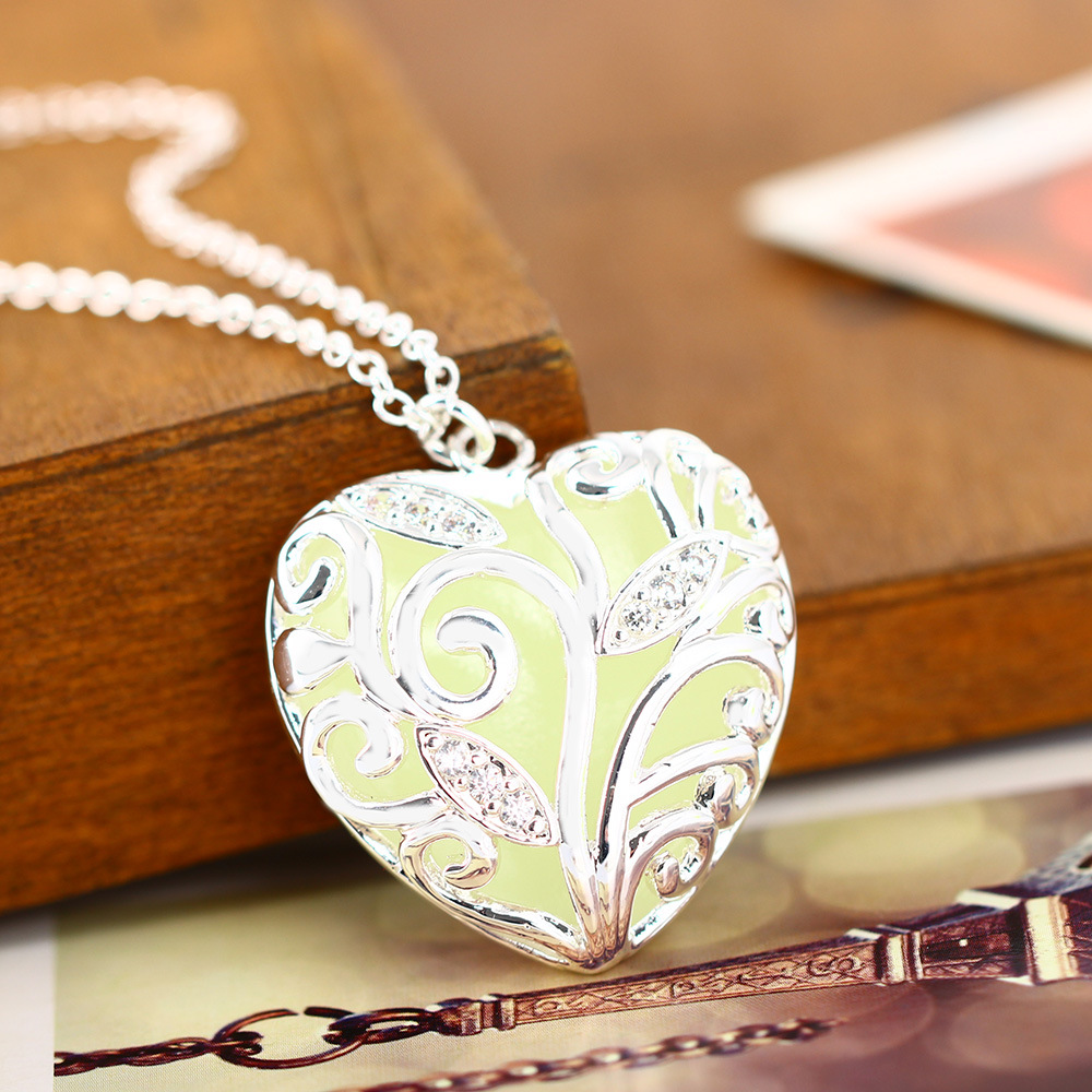Hot-selling Hollow Heart-shaped Luminous Jewelry Peach Heart Diamond Sea Heart Necklace Wholesale display picture 2