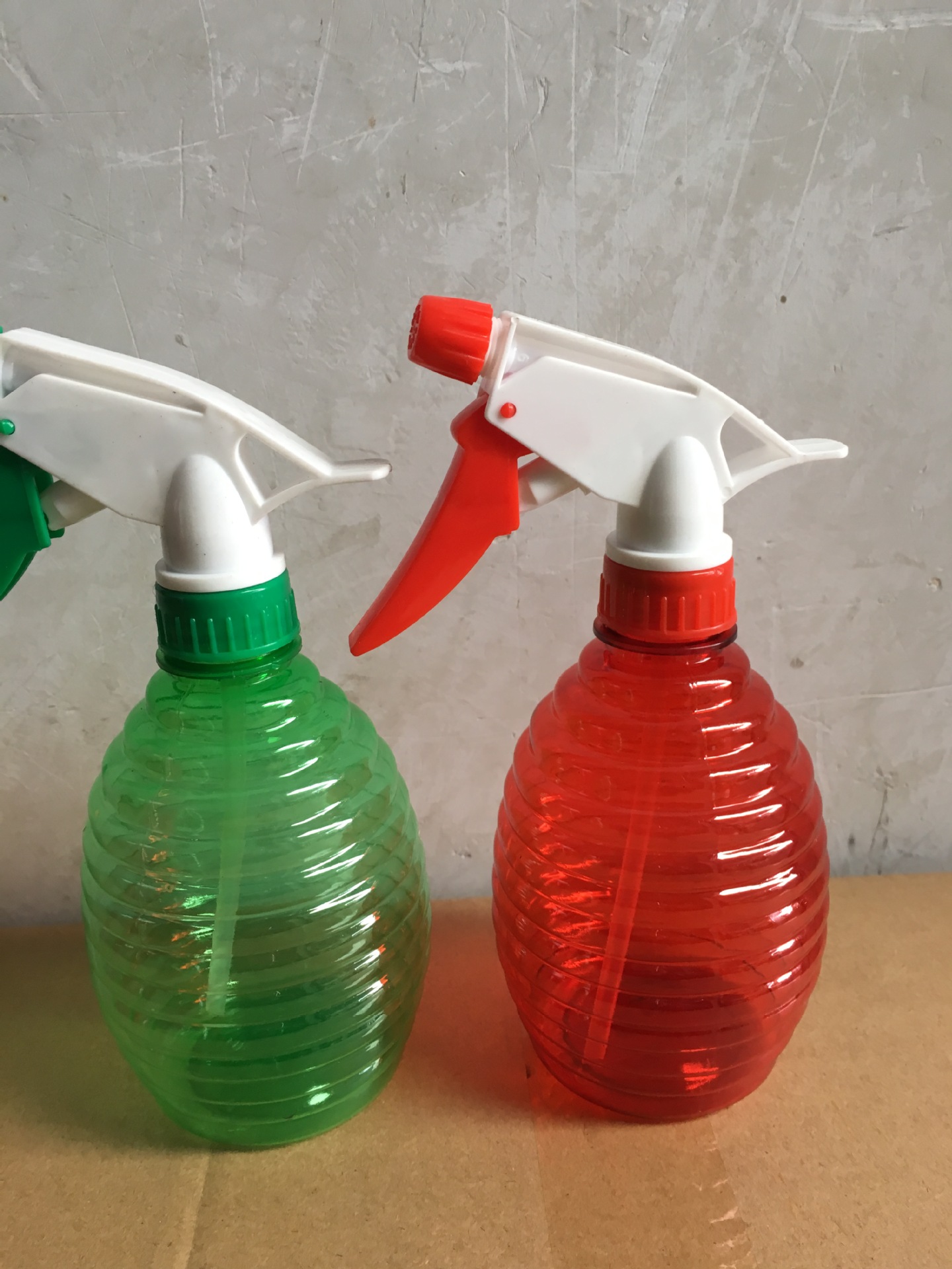 厂家直销400毫升手雷微型喷雾器喷头没拧颜色随机