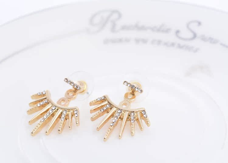 Silver pointed spike labret stud material detail
