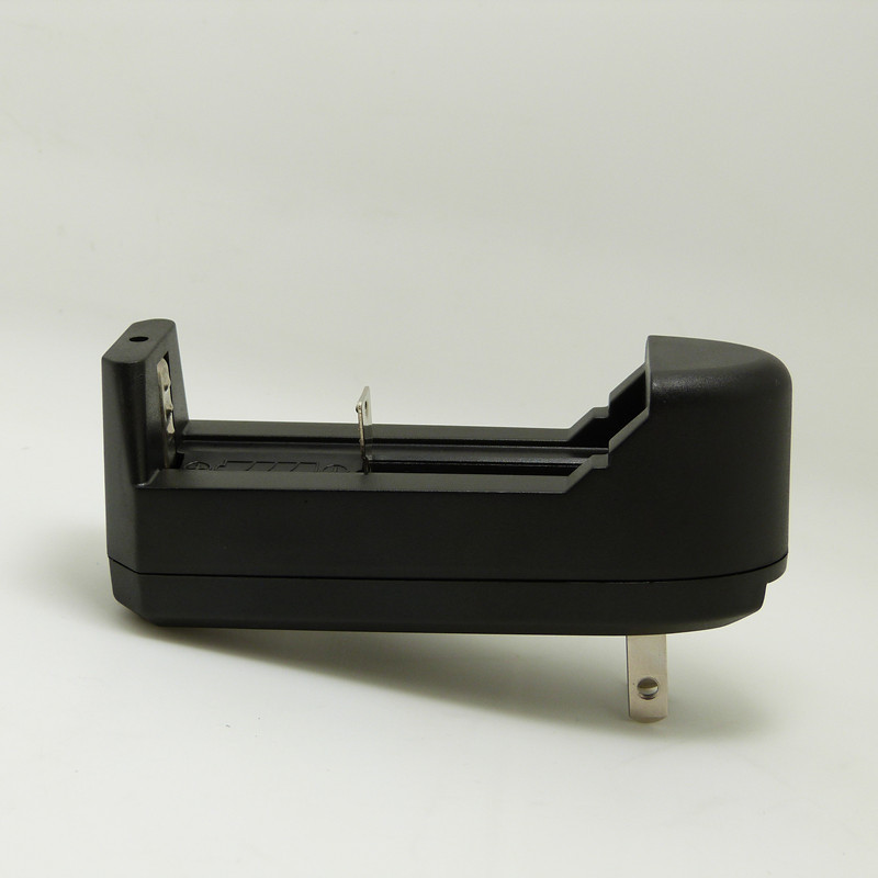 3.7V锂电池充电器  18650万能充 手电筒头灯座充 正反可充 美欧规