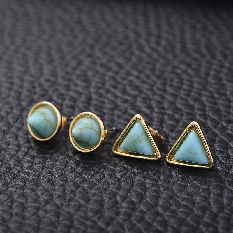 Silver pointed spike labret stud material detail