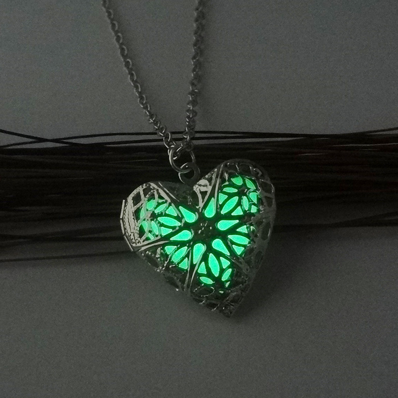 Collar Luminoso En Forma De Corazón Hueco Vendedor Caliente Al Por Mayor Nihaojewelry display picture 10