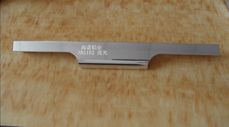 厂家直销新款铣型拉手 晶钢门拉手 晶钢门铝材 型号：SN1152