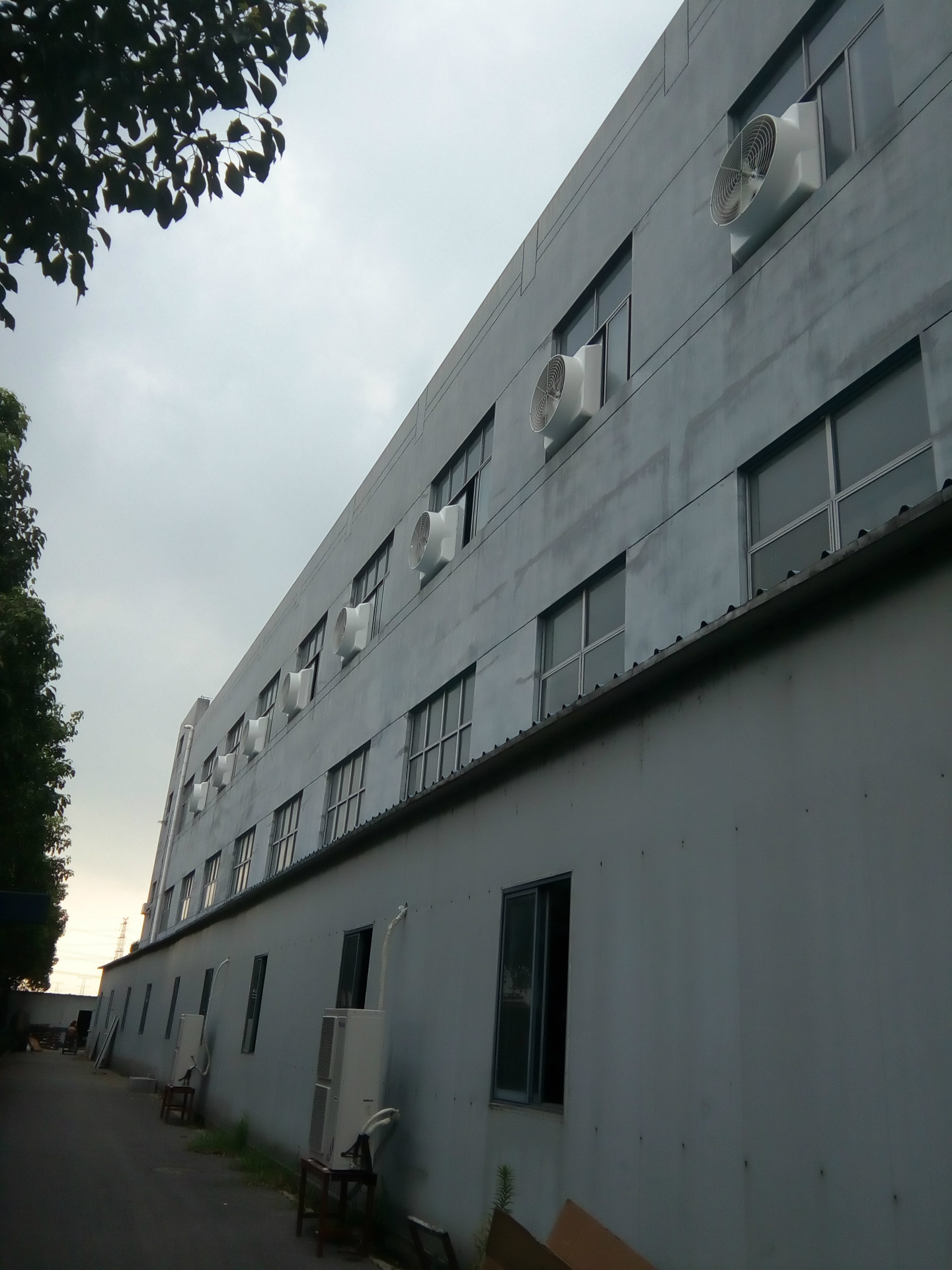 负压风机1450型的分类两种,一种是墙壁式负压风机,另种是屋顶风机