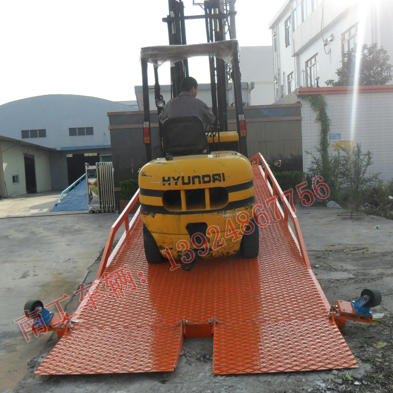 移动式登车桥 8吨~12吨登车桥 登车桥厂家直销 可牵引登车桥