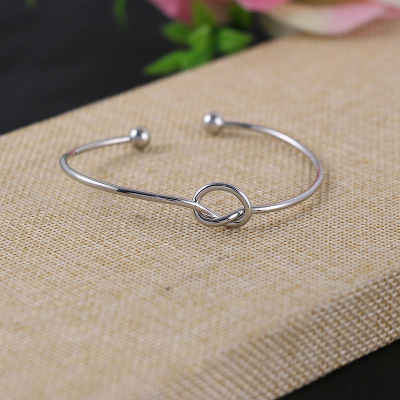 16G labret stud size and finish detail