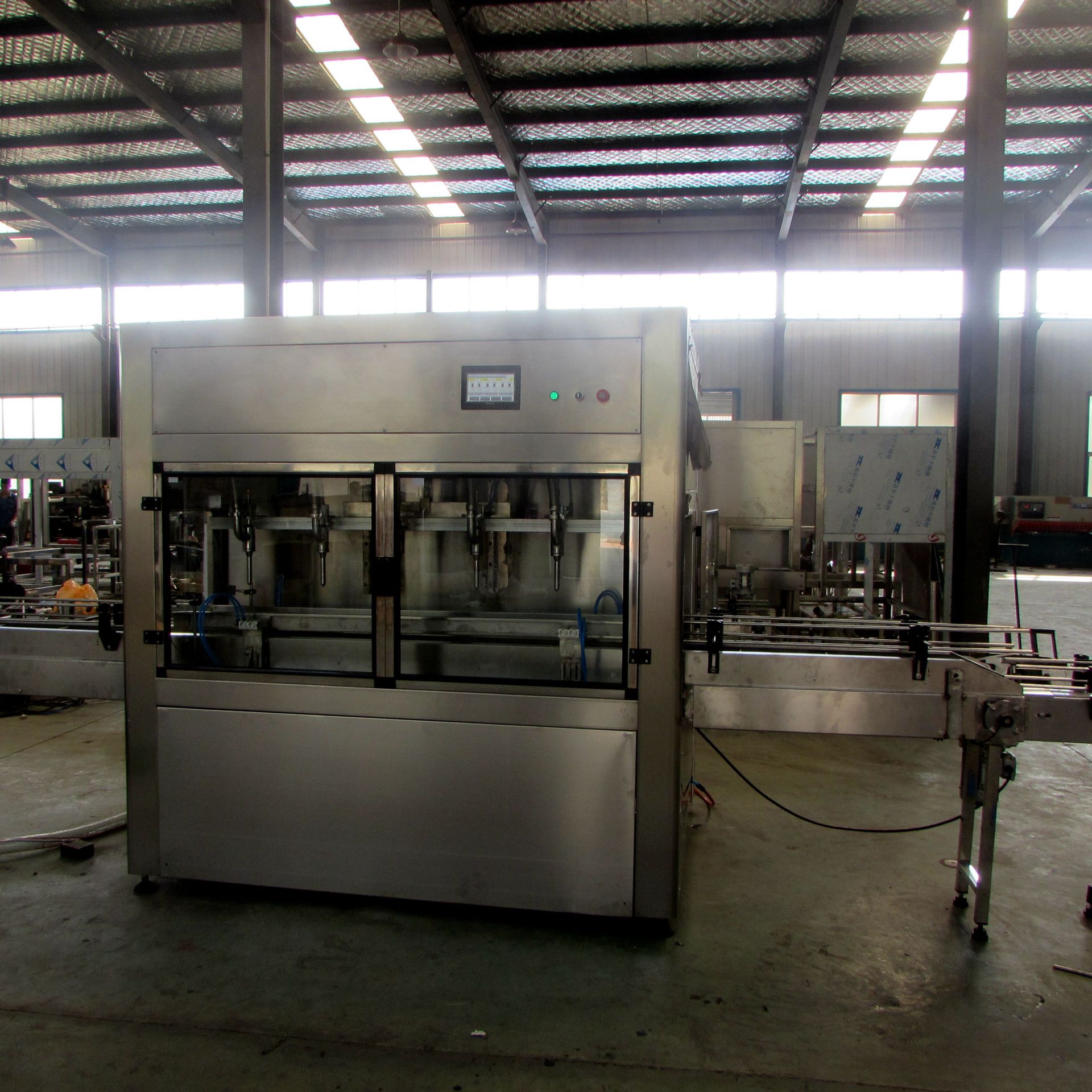 食用油全自动灌装机  自动定位灌装设备报价  全自动润滑油灌装机