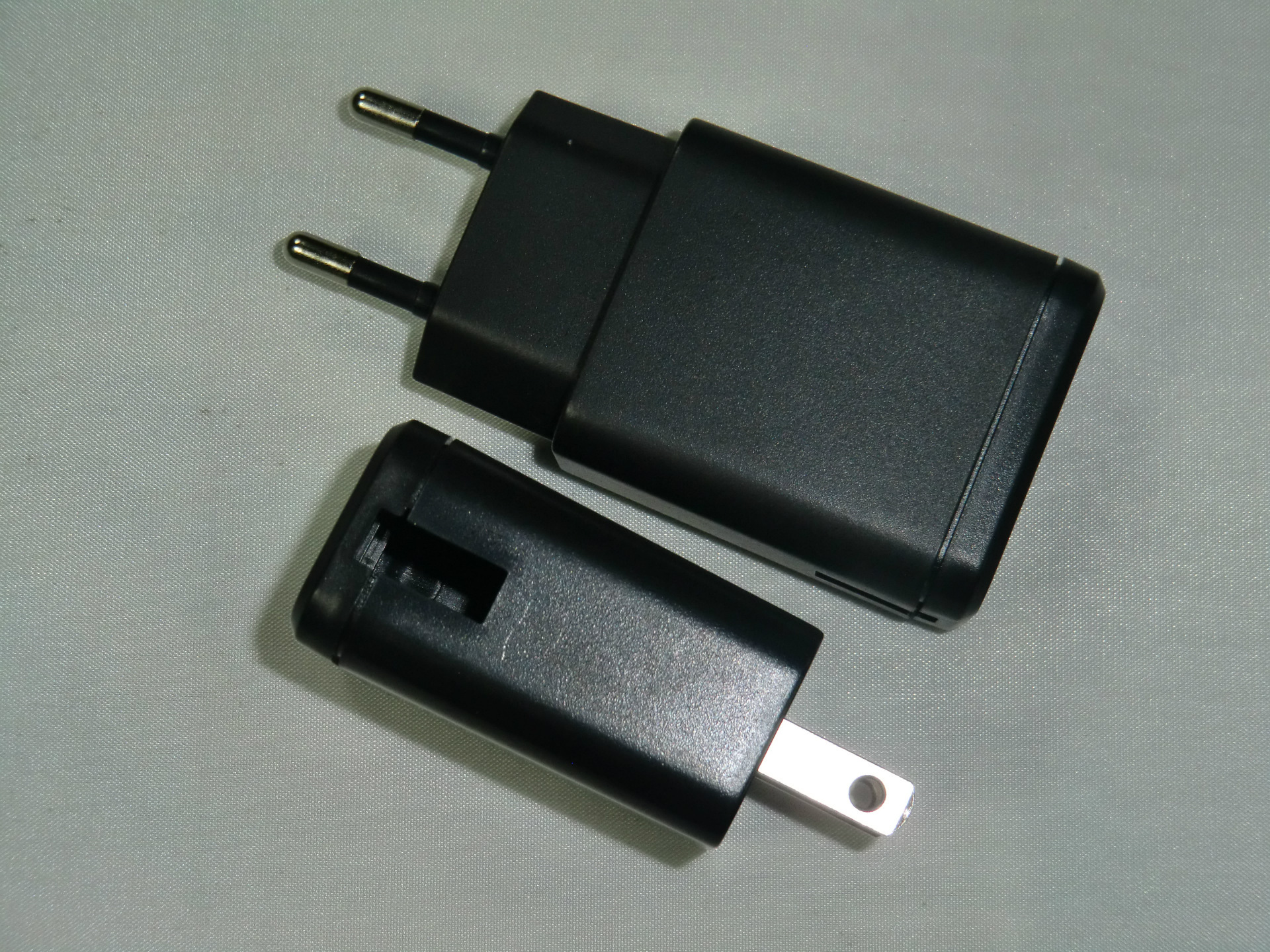 深圳工厂直供8W欧规充电器外壳 线卡开关适配器外壳 立式电源外壳