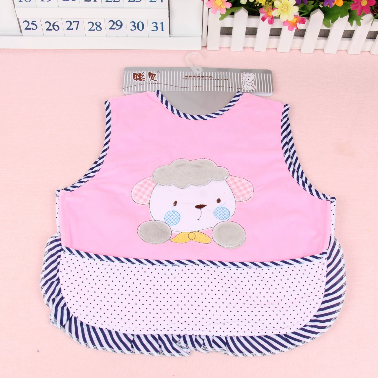 Слюнявчик детский бархатный с мультяшным рисунком для раннего возраста без рукавов, с завязками сзади, 0-2 года