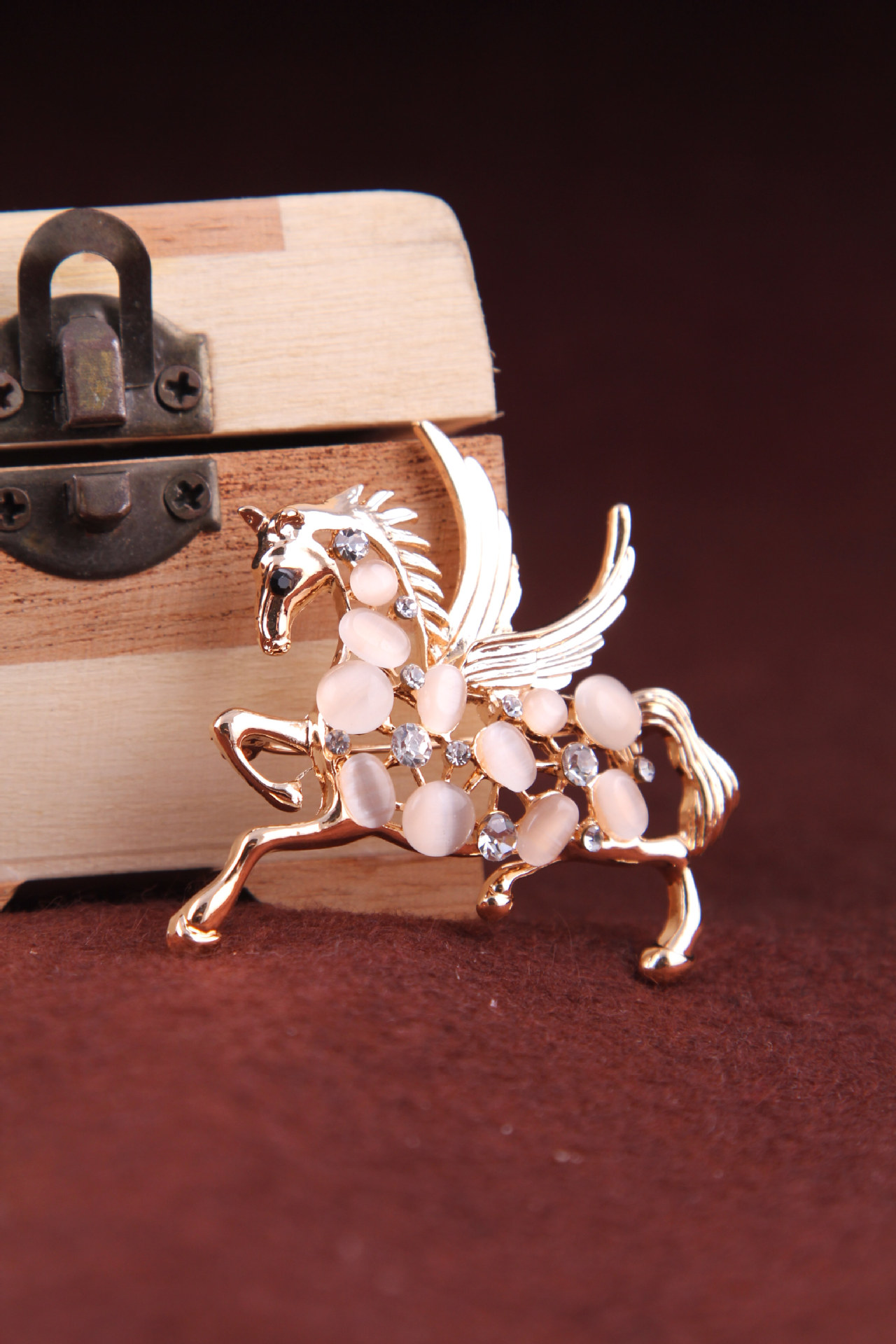 Broche Pegasus en alliage de strass en pierre œil de chat de mode coréenne, corsage, boucle de poitrine, accessoires féminins_voghion.com