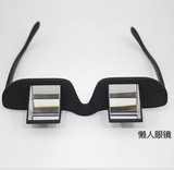 Ленивые лживые очки лежат, чтобы посмотреть телевизор супер ясные чувства и преследовать забавный позвоночник