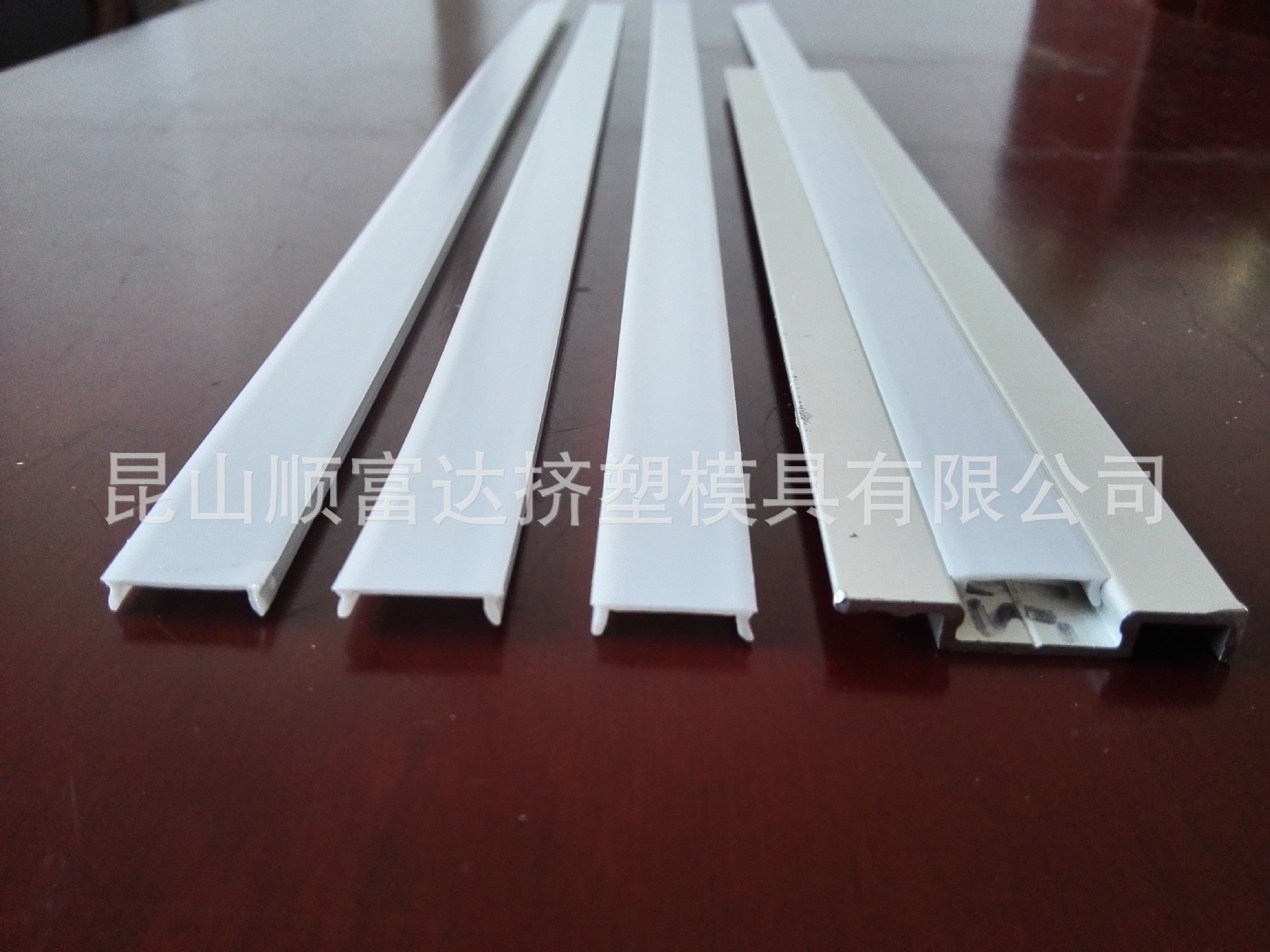 厂家供应铝合金封口PVC压条胶条硬顶挤出产品 塑胶透明挤出异型材-阿里巴巴