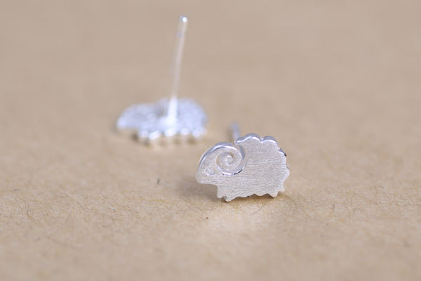 Cute Little Sheep Animal Ear Stud Chapado En Aleación Simple Sheep Matte Ear Pin Al Por Mayor display picture 4