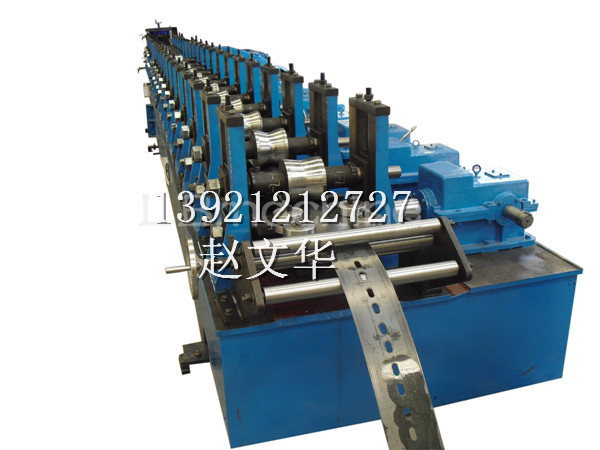 C型冲孔光伏支架成型机1
