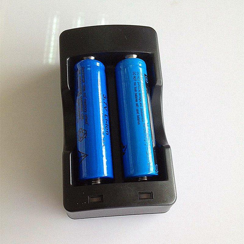 跨境 USB5V充电器 18650锂电池充电器 双充座槽 红绿转灯单独控制