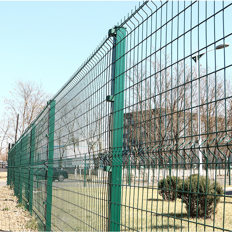 定做M扣压弯护栏网 高速公路护栏网压弯护栏网定制批发