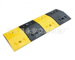 350*1000*45道路缓冲垫 人字形橡胶减速带 减速垄 减速板路拱
