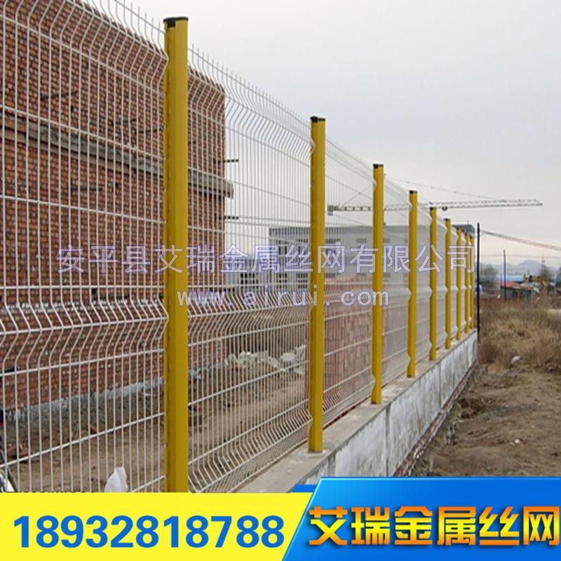 特价热卖桃型柱护栏网、别墅小区围栏三角折弯桃型柱围栏网