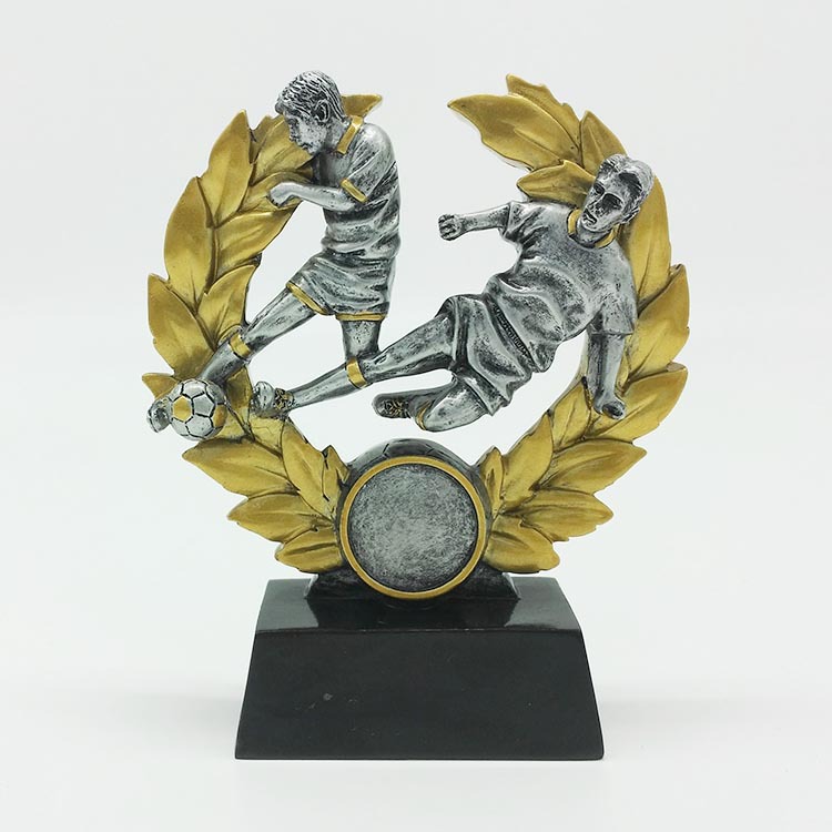 朋友礼品 树脂工艺品 创意运动员抢球足球奖杯