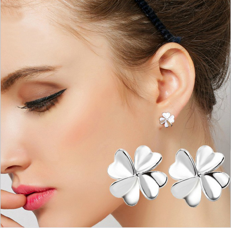 1 Pair Elegant Simple Style Commute Four Leaf Clover Plating Alloy Ear Studs display picture 1