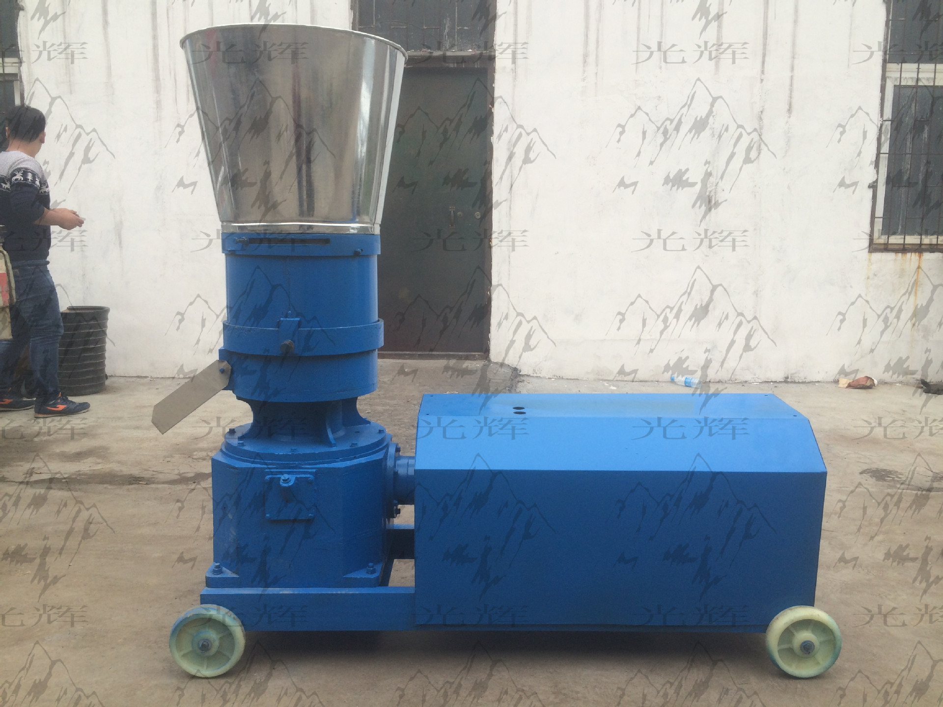 源头厂家效率小型秸秆燃料颗粒机猪兔羊饲料颗粒机鸡饲料机结构