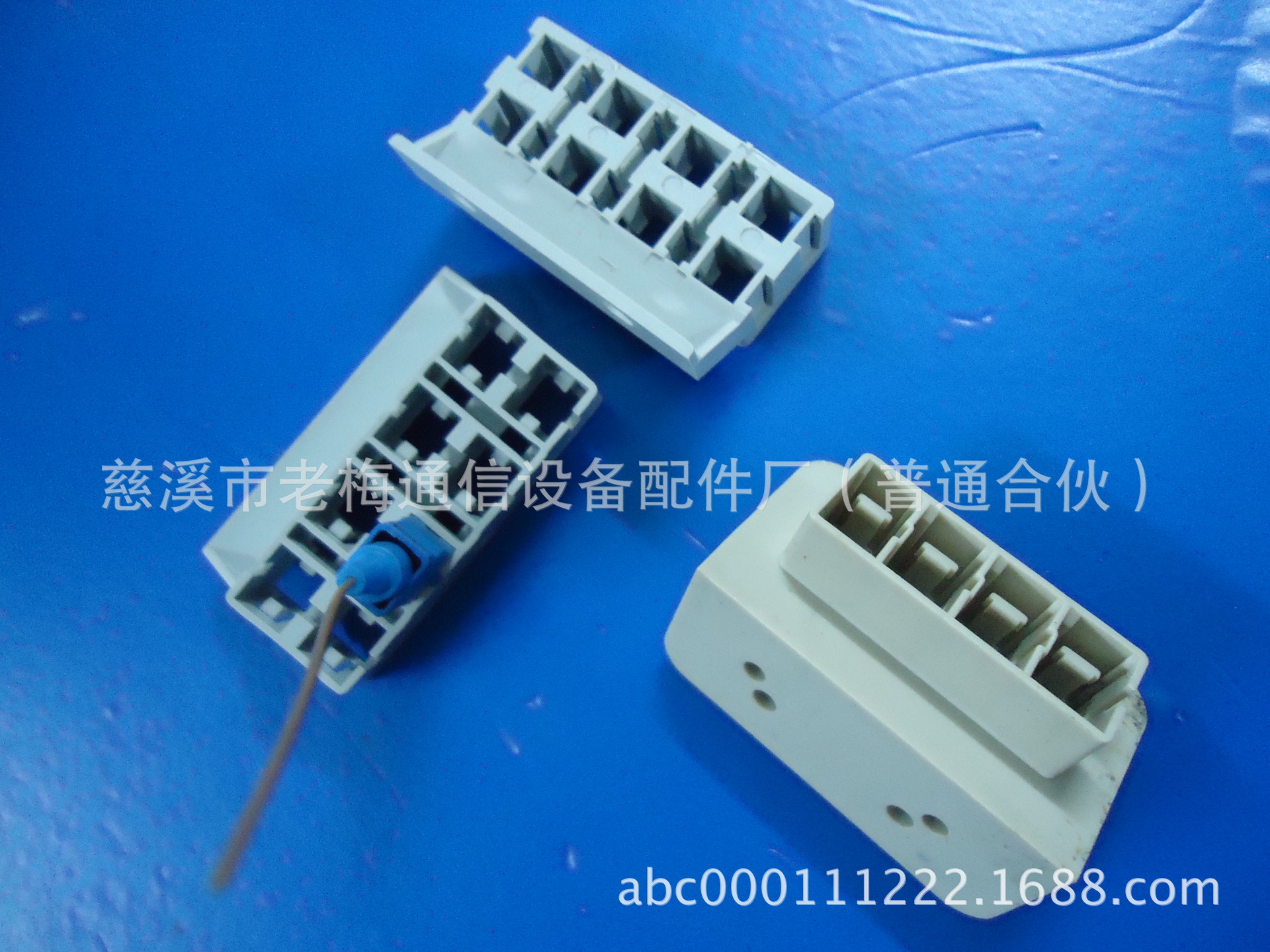 8位停泊位、24芯重叠式熔纤盘(220*90*13.5)、分路器4槽外盒