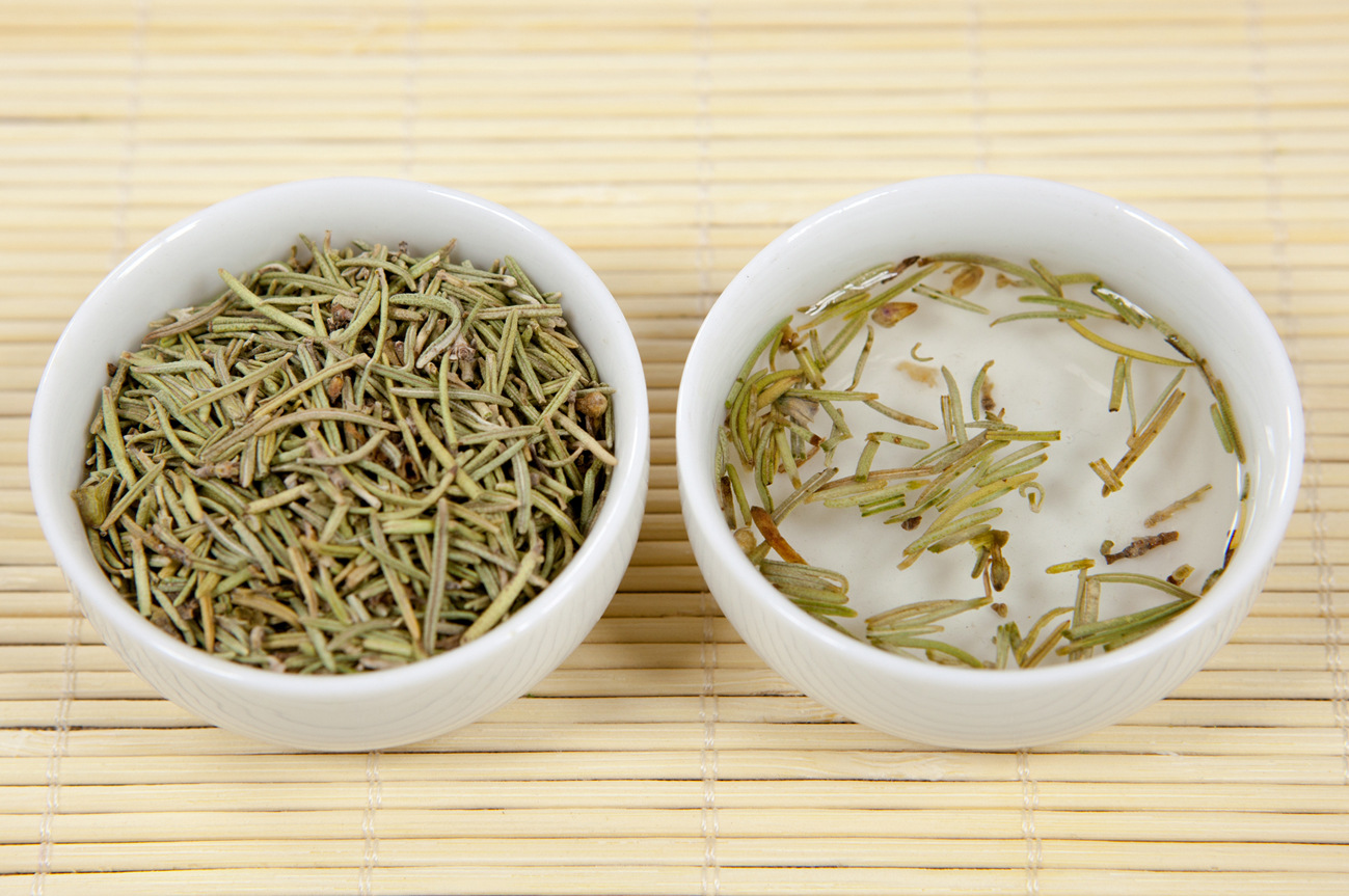 Dried Rosemary Leaves Mi Die Xiang 迷迭香 Wholesale Bulk Culinary and Herbal Tea Herb 500g in use
