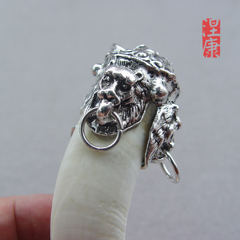 Domineering lion head braces