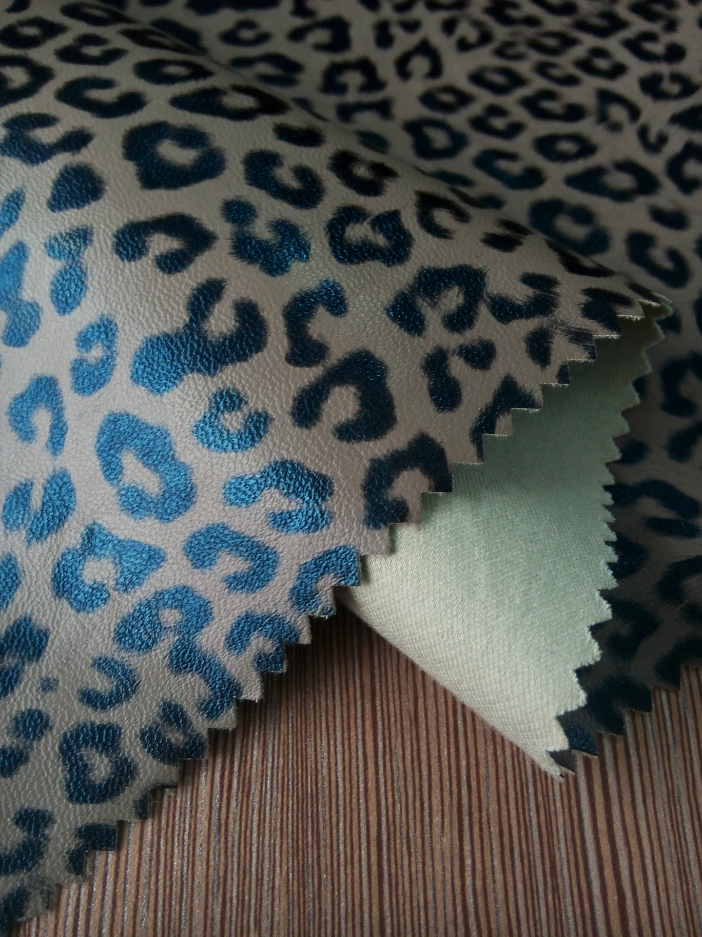 光泽型豹纹PU皮  印花服装人造革