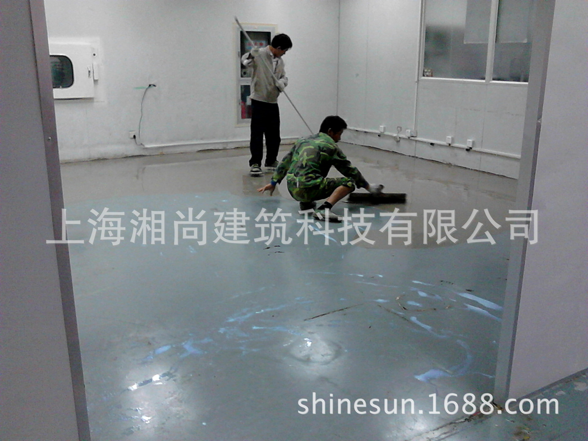 3有油污的设备车间地板正在进行整体高强度找平层施工