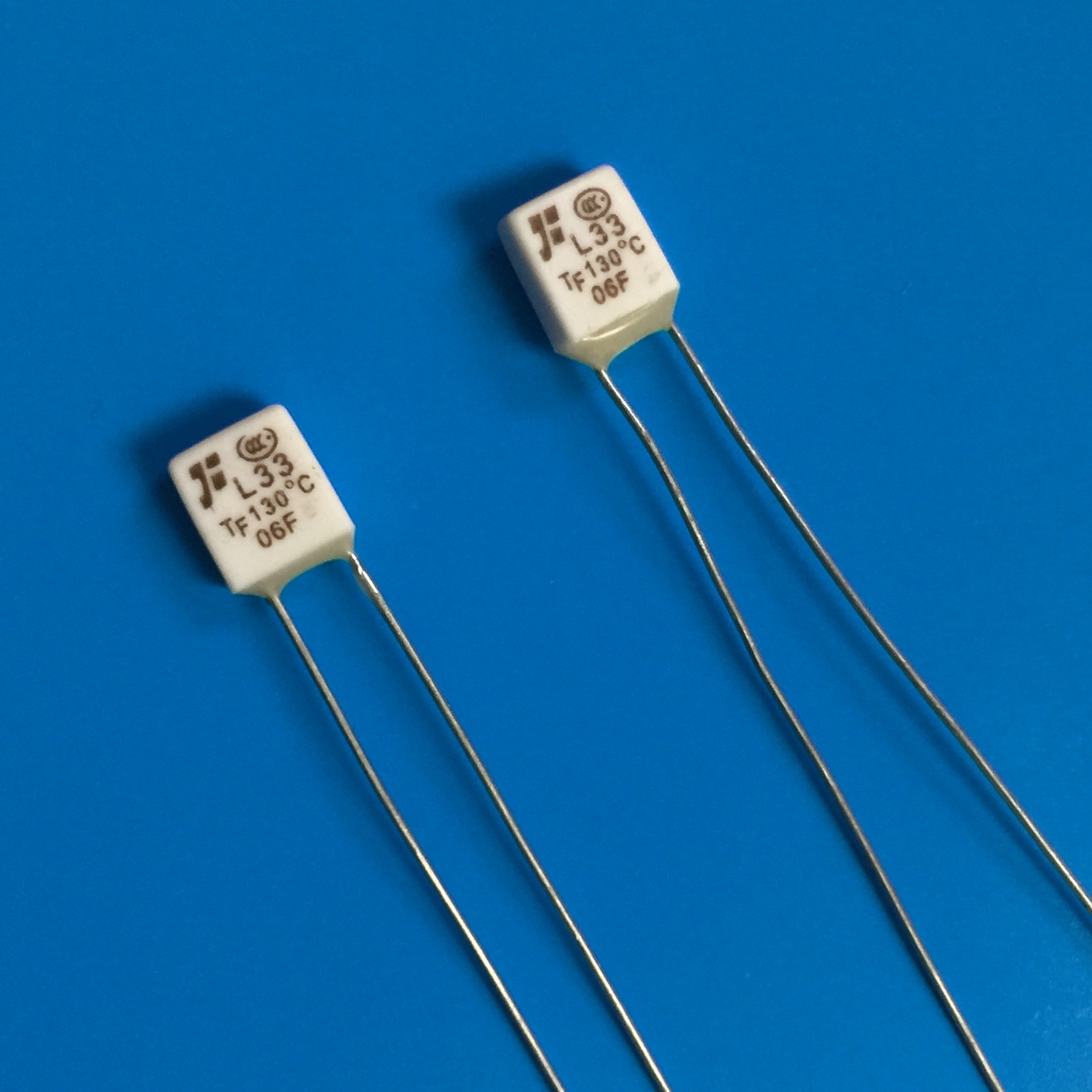 热保护器/熔断型温度保险丝方形L33-130度方块型温度保险丝