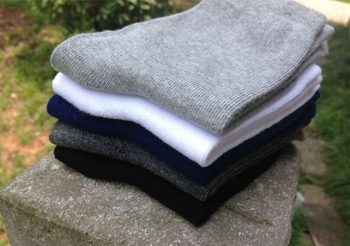 Manufacturer's self-sold independent packaging mid-tube cotton socks for men solid color business high cotton content gift socks spring and autumn men's socks
